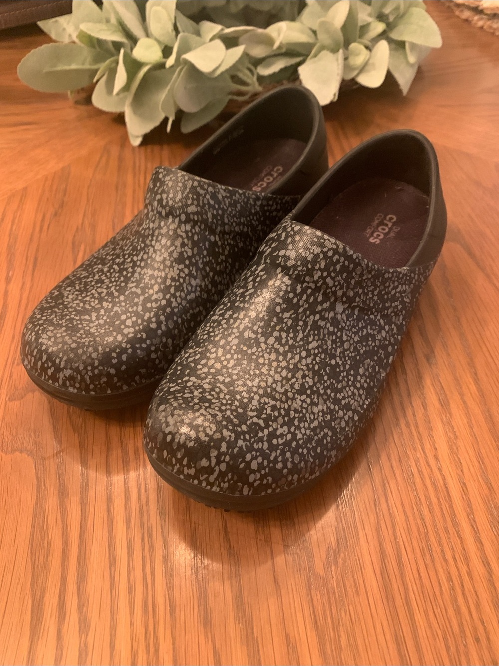 CROCS Black Gray Speckled Slip Resistant Clog Shoes Size 5